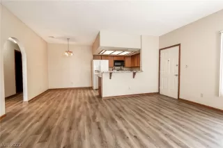 Photo #5: 2387909 Listing