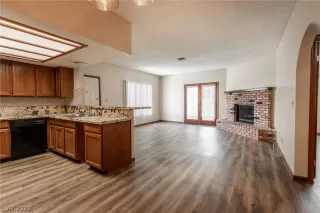 Photo #6: 2387909 Listing