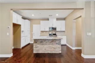 Photo #4: 2388025 Listing 