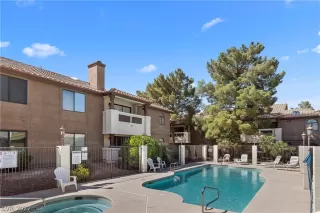 Photo #4: 2388185 Listing