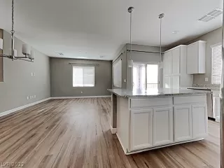 Photo #4: 2388404 Listing