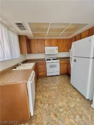 Photo #5: 2388429 Listing