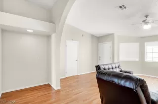 Photo #5: 2388647 Listing