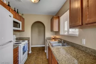 Photo #4: 2388845 Listing