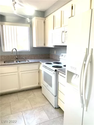 Photo #5: 2388943 Listing 