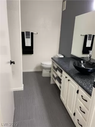 Photo #5: 2388999 Listing