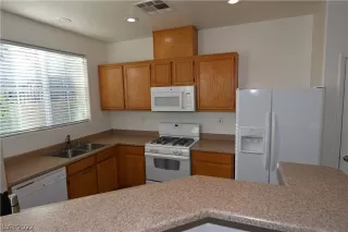 Photo #5: 2389027 Listing 