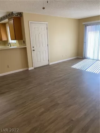 Photo #6: 2389058 Listing