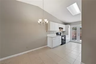 Photo #4: 2389059 Listing