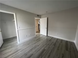 Photo #5: 2389137 Listing 