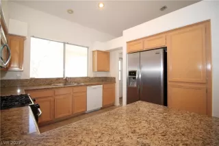 Photo #5: 2389153 Listing 