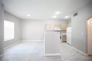 Photo #5: 2389175 Listing