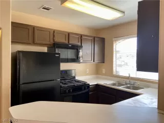 Photo #5: 2389329 Listing 