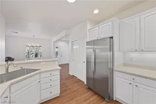 Photo #3: 2389390 Listing