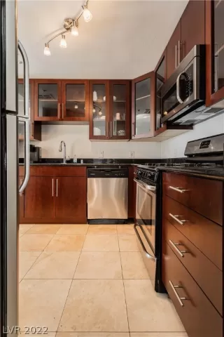 Photo #2: 2389503 Listing