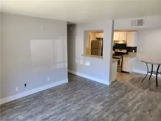 Photo #5: 2389578 Listing 