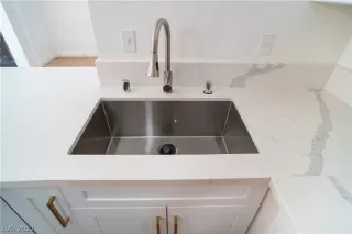 Photo #6: 2389606 Listing