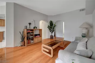 Photo #3: 2389607 Listing