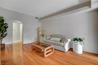 Photo #4: 2389607 Listing