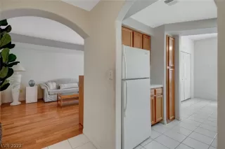 Photo #5: 2389607 Listing