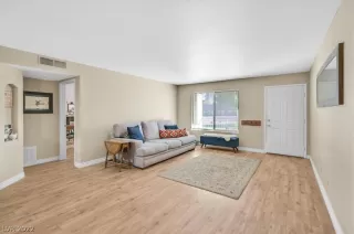 Photo #3: 2389641 Listing