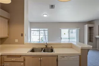 Photo #5: 2389703 Listing 