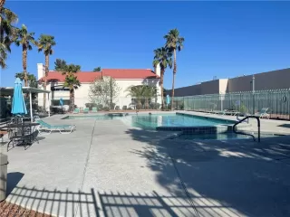 Photo #4: 2389731 Listing