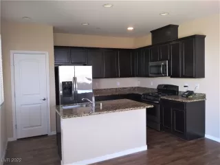 Photo #5: 2389785 Listing 