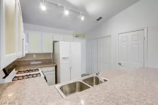 Photo #6: 2389836 Listing 