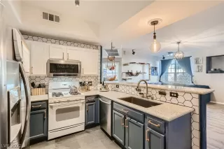 Photo #3: 2389845 Listing 