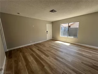 Photo #3: 2389921 Listing