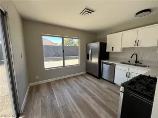 Photo #4: 2389921 Listing