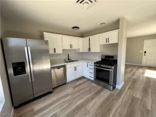 Photo #5: 2389921 Listing