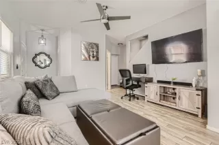 Photo #4: 2389968 Listing