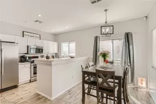 Photo #6: 2389968 Listing