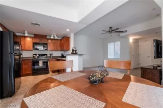 Photo #6: 2390000 Listing