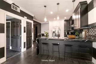 Photo #5: 2390015 Listing