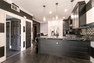 Photo #6: 2390015 Listing