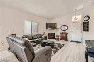 Photo #2: 2390031 Listing