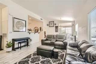 Photo #4: 2390031 Listing