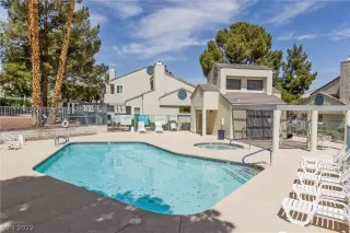 Photo #4: 2390102 Listing