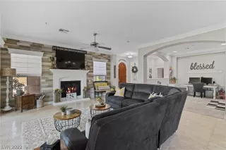 Photo #2: 2390152 Listing 