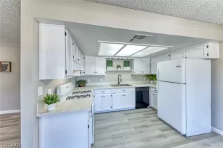 Photo #6: 2390157 Listing 