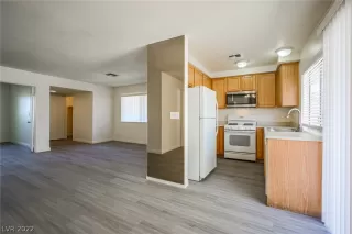 Photo #5: 2390248 Listing