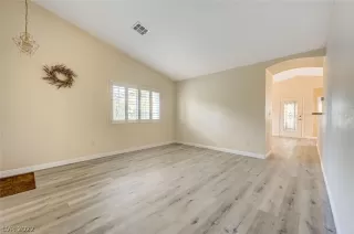 Photo #4: 2390395 Listing