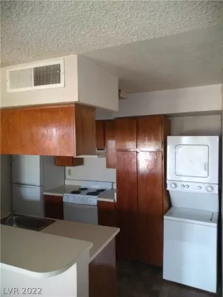 Photo #3: 2390473 Listing 