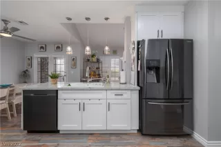 Photo #6: 2390564 Listing