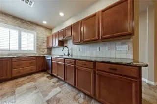 Photo #5: 2390586 Listing