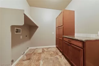 Photo #6: 2390586 Listing