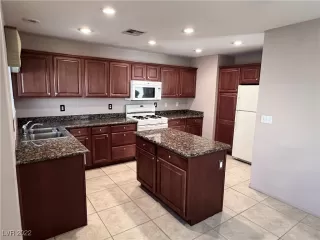 Photo #1: 2390878 Listing 